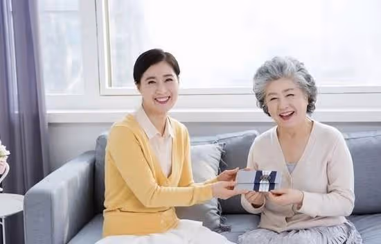 兒媳婦:婆婆你來跟我們一起住吧,婆婆:受不了