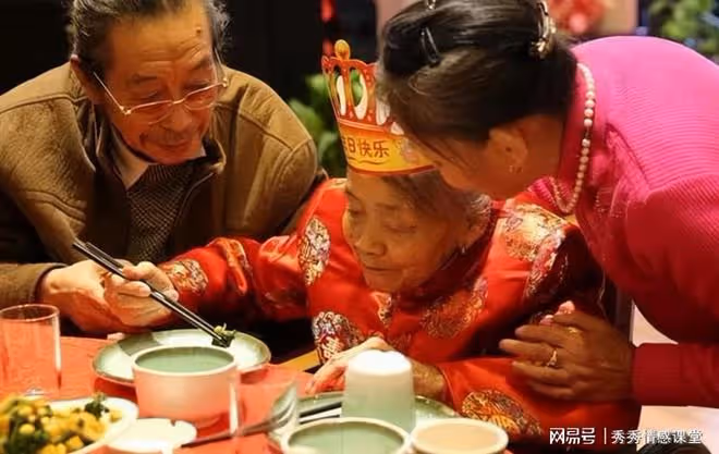 舅舅66大壽我給20000,叔叔那我給200,奶奶罵我:你姓啥都忘了吧