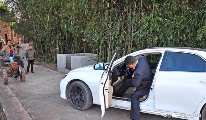 結婚第二年我開車帶媳婦回娘家,岳母看到車,說了句意味深長的話