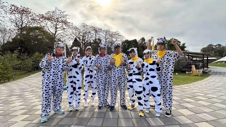 「人肉衝浪」超激關卡　歌手穿公雞裝大喊：我快摔Ｓ了
