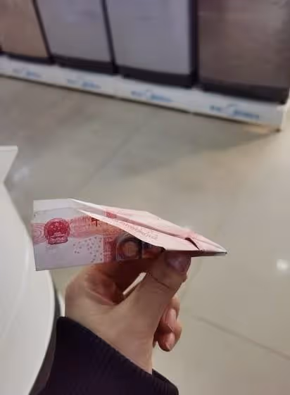 姑姑借了兩次錢沒還,去年過年,她又來借錢,我爸的做法讓人意外