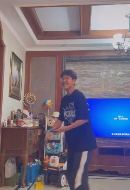 兒子數學考試考61分，班級第21名，老爸獎勵一部手機：佛系的家長