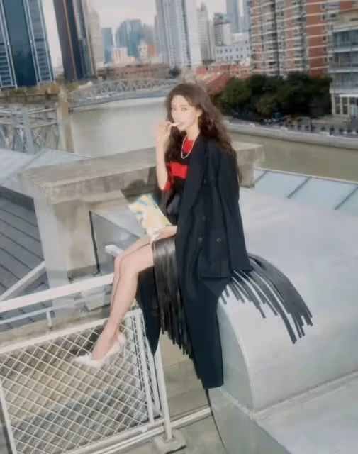 林志玲拍中國時尚雜誌躍上水泥車大開腿！網友看笑了「構圖好醜糟蹋她」