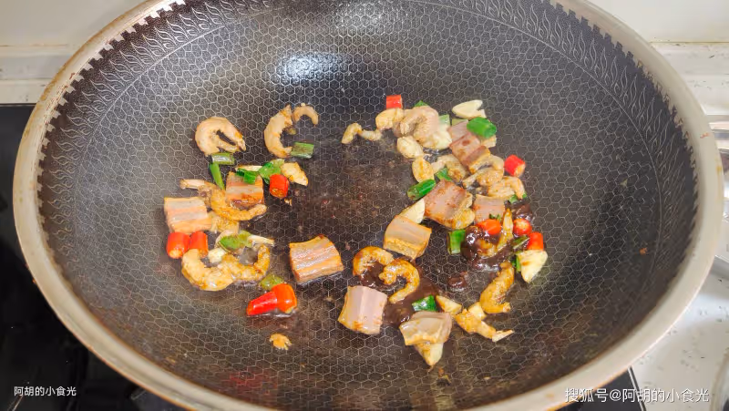 韭菜和它太絕配，一碗全是高蛋白！換個做法燜一鍋，一口鮮嫩、滿口好食慾