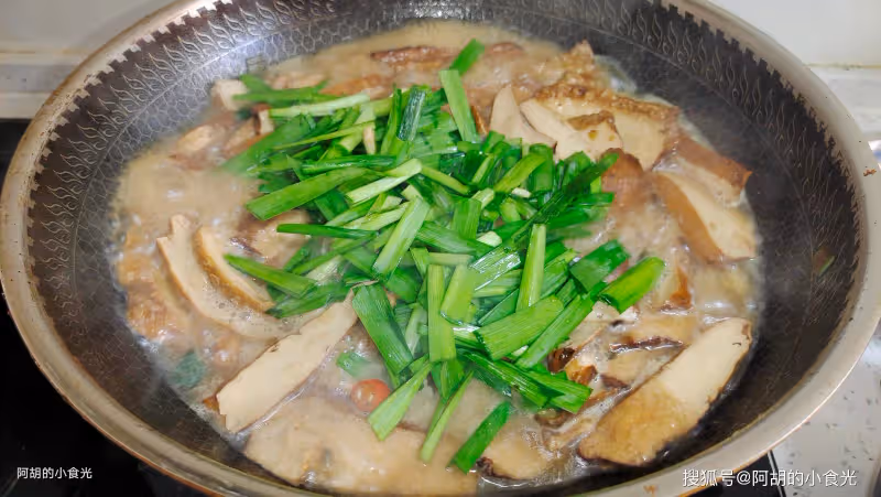 韭菜和它太絕配，一碗全是高蛋白！換個做法燜一鍋，一口鮮嫩、滿口好食慾