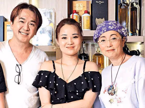 57歲男星與『』阿三』女友現身TVB節目，親解相識原因，一夫三妻關係和諧