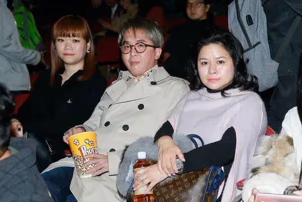 57歲男星與『』阿三』女友現身TVB節目，親解相識原因，一夫三妻關係和諧