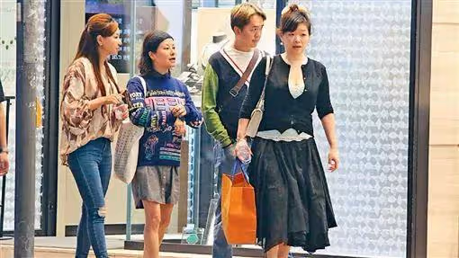 57歲男星與『』阿三』女友現身TVB節目，親解相識原因，一夫三妻關係和諧