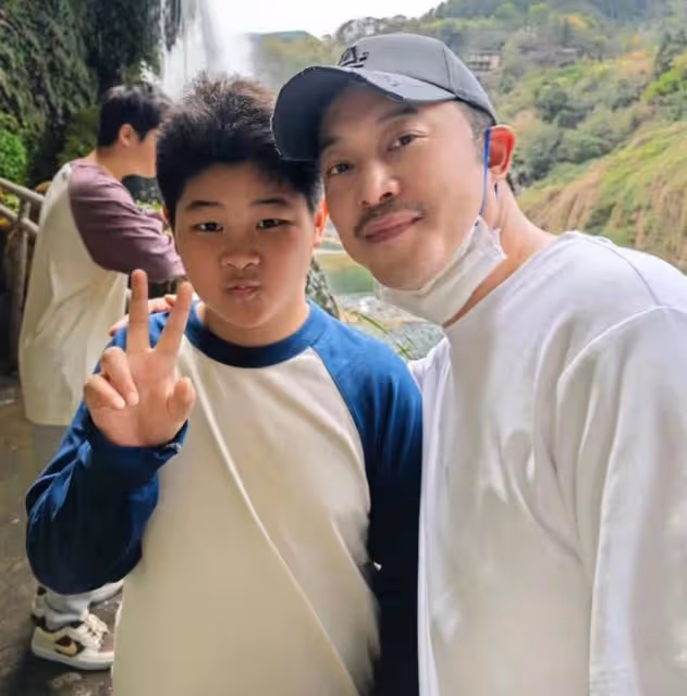 沙溢一家四口出遊,12歲安吉變化超大,又瘦又帥身高近一米八