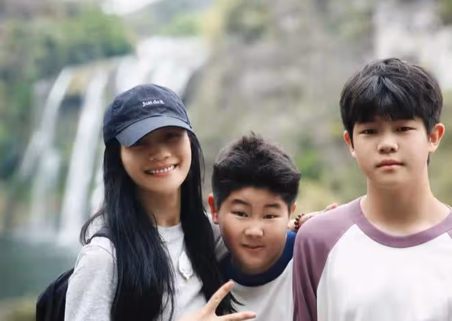 沙溢一家四口出遊,12歲安吉變化超大,又瘦又帥身高近一米八