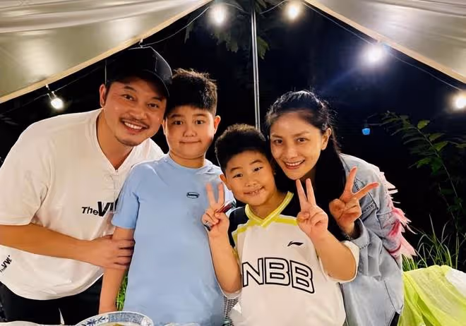 沙溢一家四口出遊,12歲安吉變化超大,又瘦又帥身高近一米八