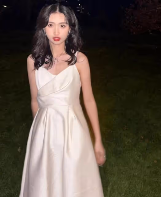 馮小剛養女曬近照,18歲徐小朵化濃妝穿弔帶裙,顏值身材不輸明星