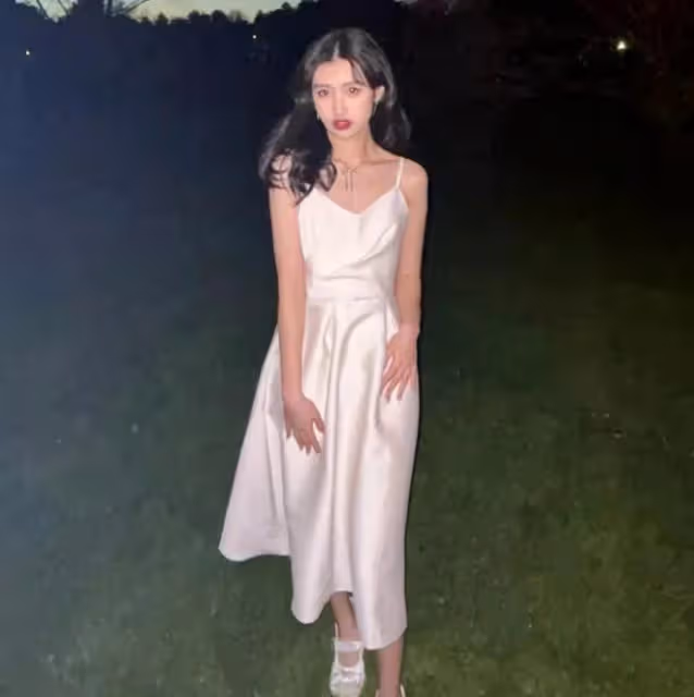 馮小剛養女曬近照,18歲徐小朵化濃妝穿弔帶裙,顏值身材不輸明星