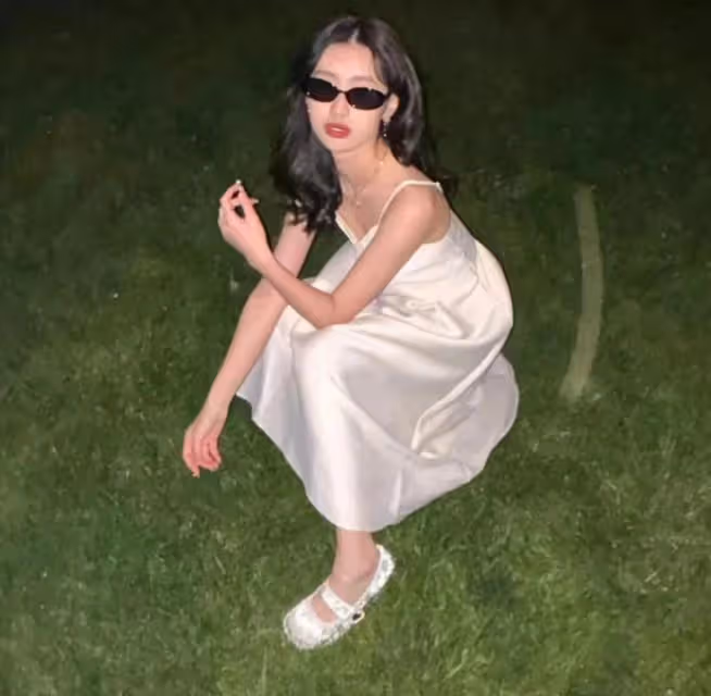 馮小剛養女曬近照,18歲徐小朵化濃妝穿弔帶裙,顏值身材不輸明星