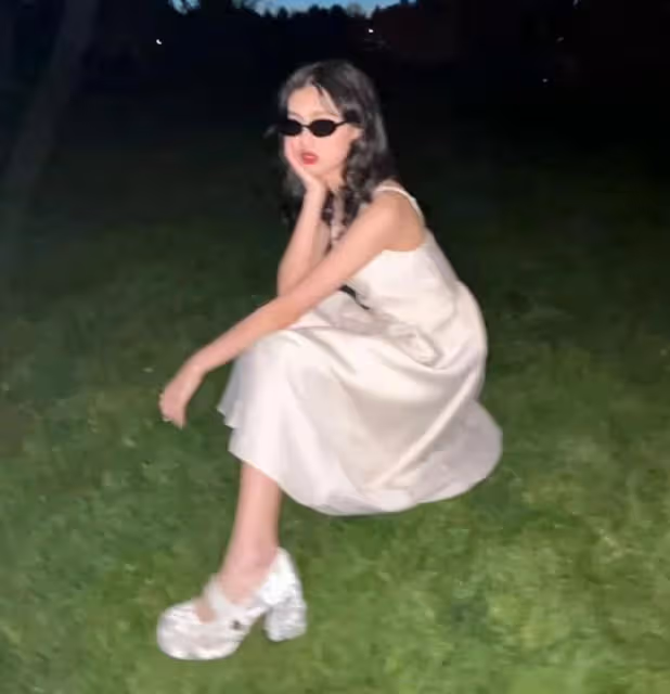 馮小剛養女曬近照,18歲徐小朵化濃妝穿弔帶裙,顏值身材不輸明星