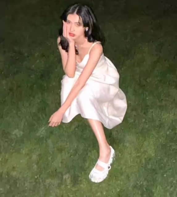 馮小剛養女曬近照,18歲徐小朵化濃妝穿弔帶裙,顏值身材不輸明星