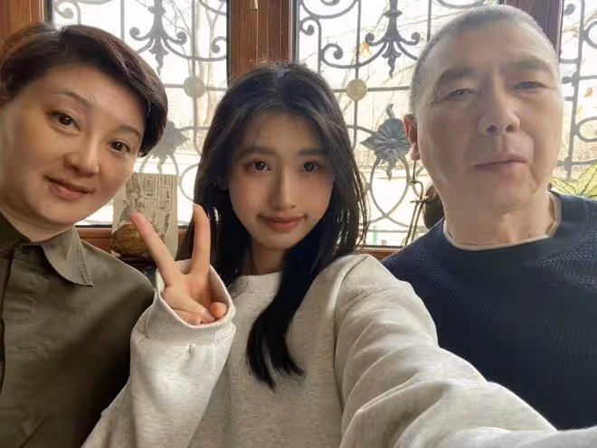 馮小剛養女曬近照,18歲徐小朵化濃妝穿弔帶裙,顏值身材不輸明星
