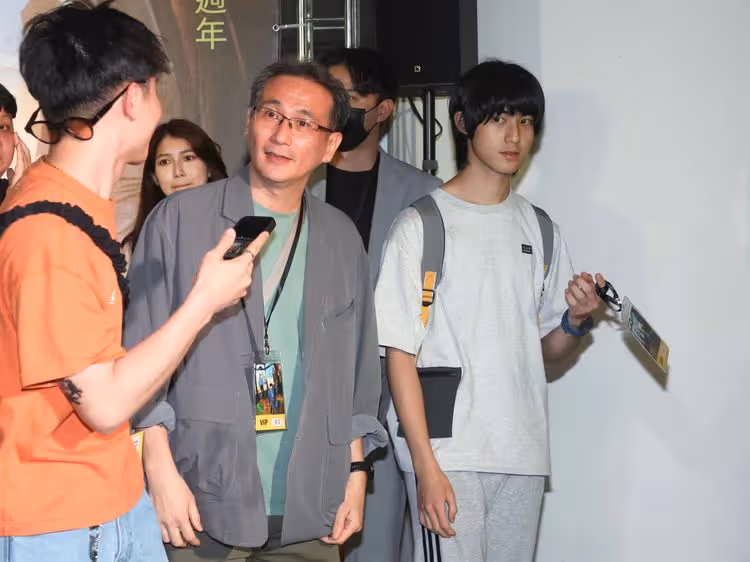 野生德德出沒！　現身宇宙人演唱會超害羞　一聽合照躲遠遠