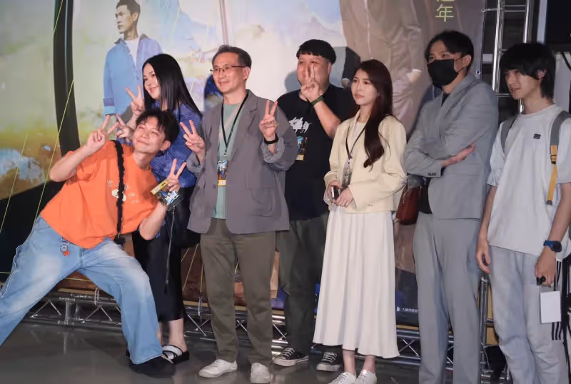 野生德德出沒！　現身宇宙人演唱會超害羞　一聽合照躲遠遠