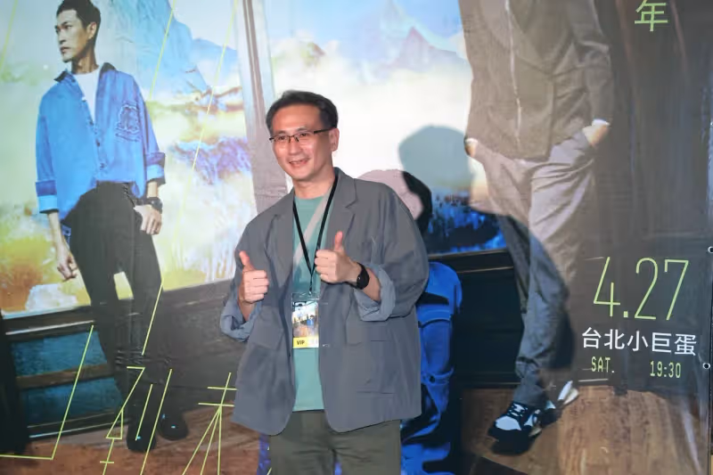 野生德德出沒！　現身宇宙人演唱會超害羞　一聽合照躲遠遠