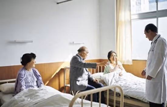 當你老了,躺在病床上,就知道親情的可,小小病房,看盡人間百態