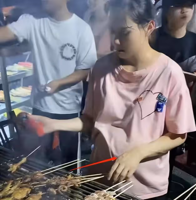 女子懷孕8個月,汗流浹背擺攤賣燒烤,網友:這是嫁給愛情的下場