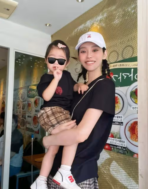 奚夢瑤攜兒女現身機場,4歲何廣燊一人吃三碗,2歲妹妹側臉像爸爸