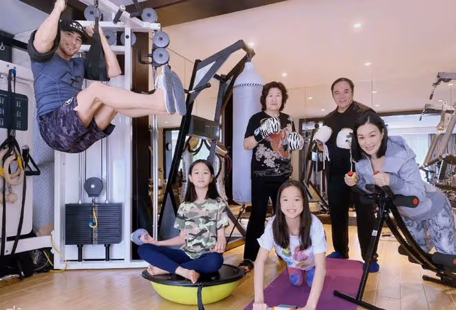 54歲鍾麗緹用珠圓玉潤的身材，打了多少內娛「白幼瘦」的臉