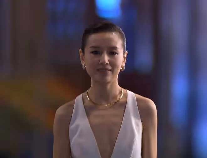 54歲鍾麗緹用珠圓玉潤的身材，打了多少內娛「白幼瘦」的臉