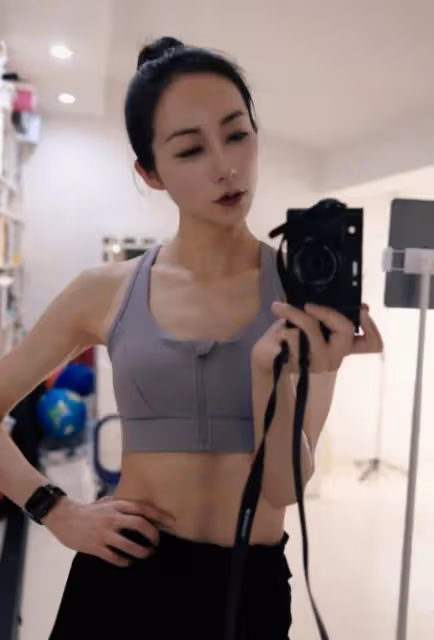 54歲鍾麗緹用珠圓玉潤的身材，打了多少內娛「白幼瘦」的臉