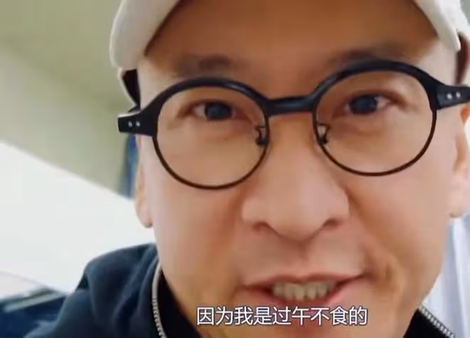 明星「極端飲食」：一天只吃一頓，堅持十幾年吃素，各有各的無奈