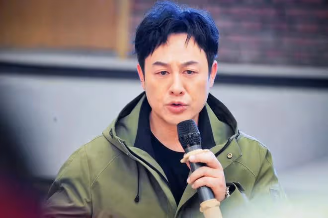 張頌文變身羊糞專家，接地氣行為引發熱議，演繹藝術與生活的交融