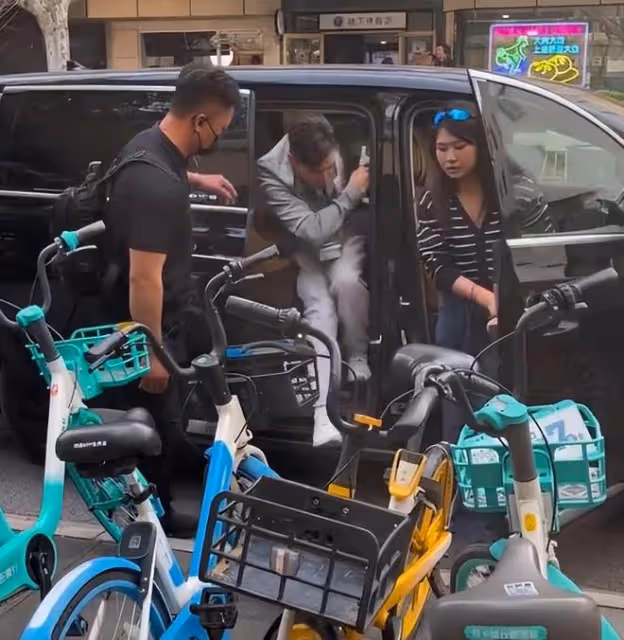 胡歌上街給老婆黃曦寧買包子，下車後步伐輕快心情超好