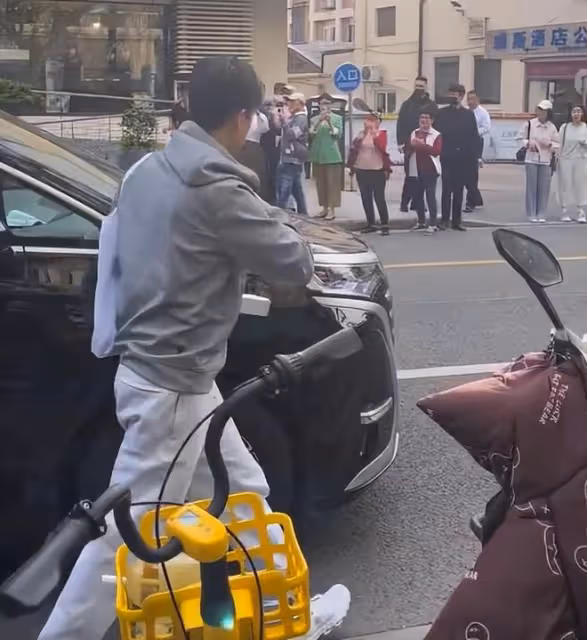 胡歌上街給老婆黃曦寧買包子，下車後步伐輕快心情超好