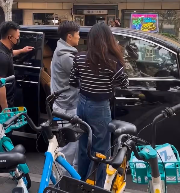 胡歌上街給老婆黃曦寧買包子，下車後步伐輕快心情超好