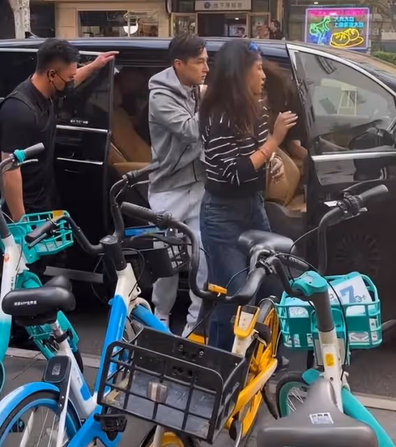 胡歌上街給老婆黃曦寧買包子，下車後步伐輕快心情超好