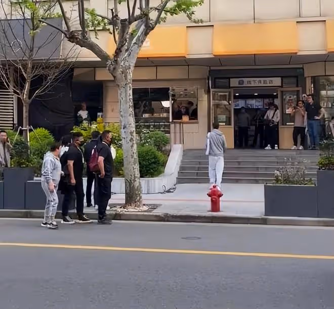 胡歌上街給老婆黃曦寧買包子，下車後步伐輕快心情超好
