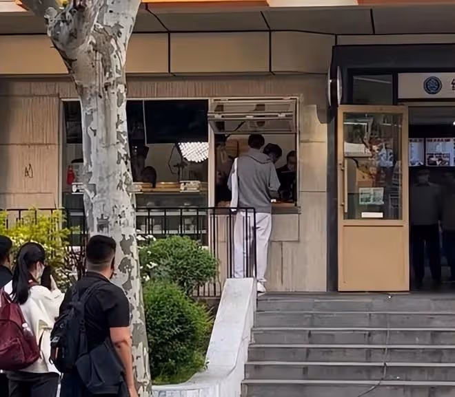 胡歌上街給老婆黃曦寧買包子，下車後步伐輕快心情超好