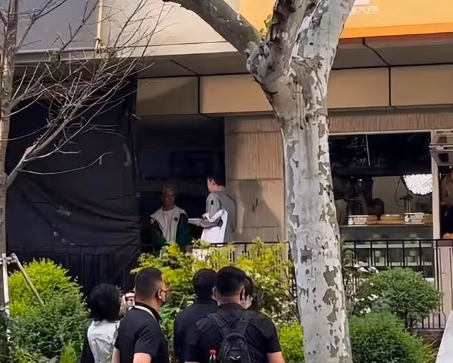 胡歌上街給老婆黃曦寧買包子，下車後步伐輕快心情超好