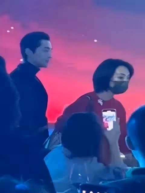 胡歌上街給老婆黃曦寧買包子，下車後步伐輕快心情超好
