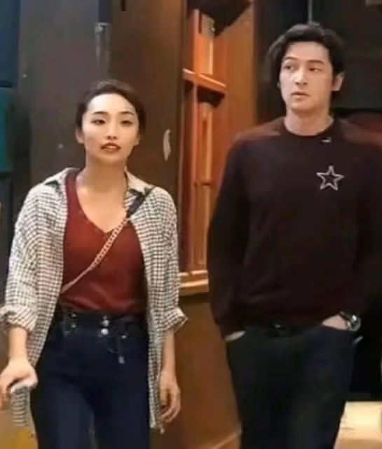 胡歌上街給老婆黃曦寧買包子,下車後步伐輕快心情超好