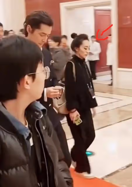 胡歌上街給老婆黃曦寧買包子,下車後步伐輕快心情超好