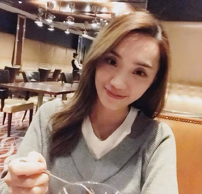 胡歌上街給老婆黃曦寧買包子,下車後步伐輕快心情超好