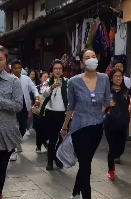 王菲獨自一人游大理,穿條紋襯衫配小黑褲,看似隨意卻很顯氣質