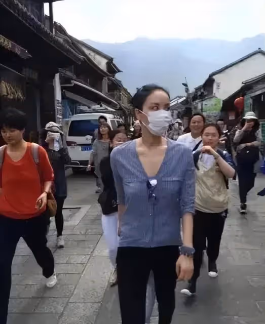王菲獨自一人游大理,穿條紋襯衫配小黑褲,看似隨意卻很顯氣質