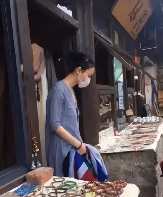 王菲獨自一人游大理,穿條紋襯衫配小黑褲,看似隨意卻很顯氣質