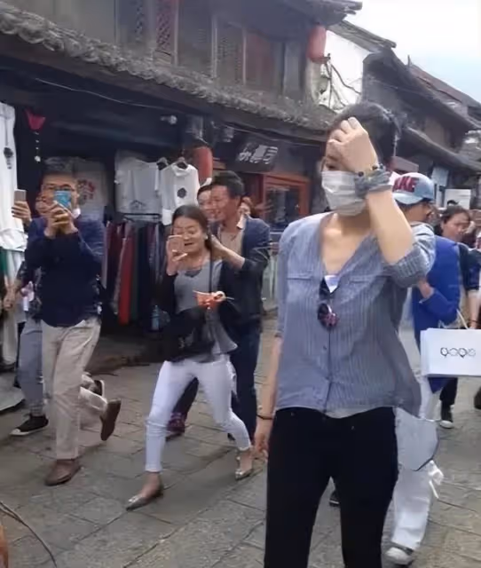 王菲獨自一人游大理,穿條紋襯衫配小黑褲,看似隨意卻很顯氣質