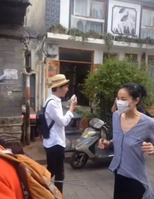 王菲獨自一人游大理,穿條紋襯衫配小黑褲,看似隨意卻很顯氣質