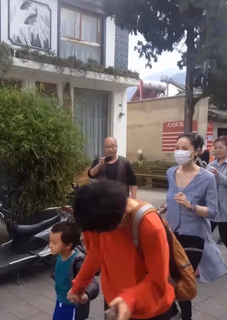 王菲獨自一人游大理,穿條紋襯衫配小黑褲,看似隨意卻很顯氣質