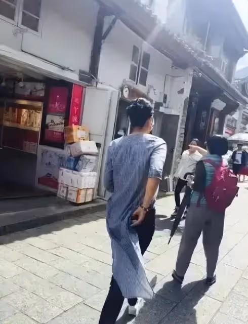 王菲獨自一人游大理,穿條紋襯衫配小黑褲,看似隨意卻很顯氣質